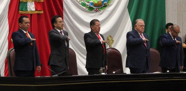 Aspectos de la sesión solemne del pleno, en la entrega de medallay reconocimiento Heberto Castillo.
