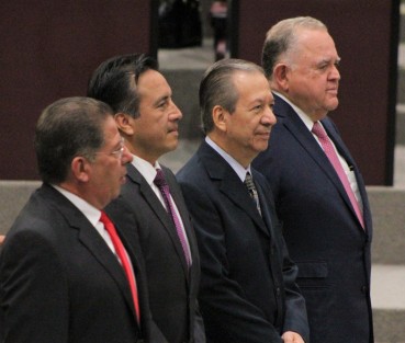 Aspectos de la sesión solemne del pleno, en la entrega de medallay reconocimiento Heberto Castillo.

