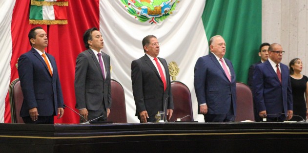 Aspectos de la sesión solemne del pleno, en la entrega de medallay reconocimiento Heberto Castillo.
