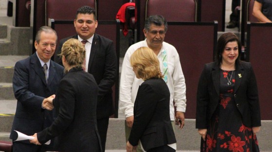 Aspectos de la sesión solemne del pleno, en la entrega de medallay reconocimiento Heberto Castillo.
