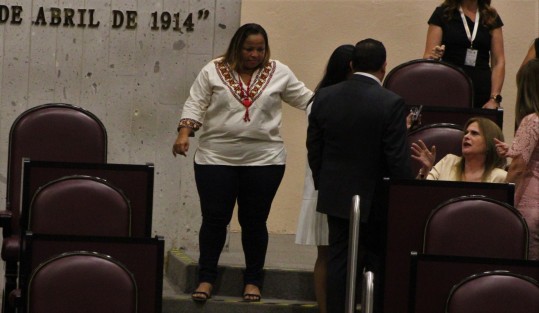 Aspectos de la sesión solemne del pleno, en la entrega de medallay reconocimiento Heberto Castillo.
