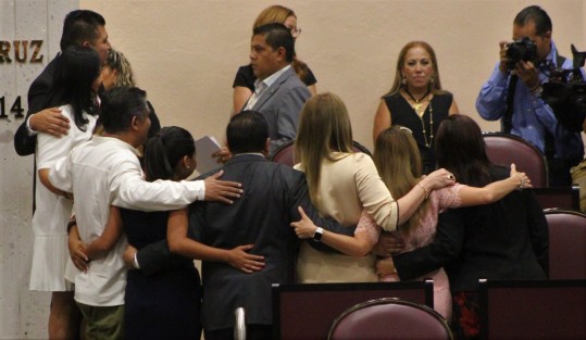 Aspectos de la sesión solemne del pleno, en la entrega de medallay reconocimiento Heberto Castillo.
