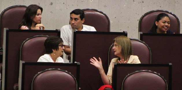 Aspectos de la sesión solemne del pleno, en la entrega de medallay reconocimiento Heberto Castillo.
