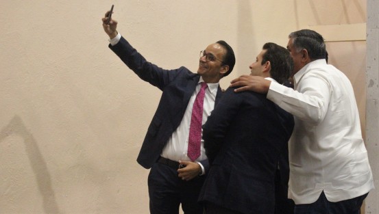 Aspectos de la sesión solemne del pleno, en la entrega de medallay reconocimiento Heberto Castillo.
