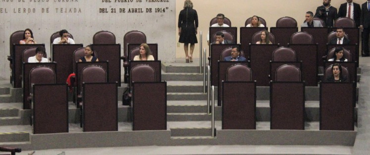 Aspectos de la sesión solemne del pleno, en la entrega de medallay reconocimiento Heberto Castillo.

