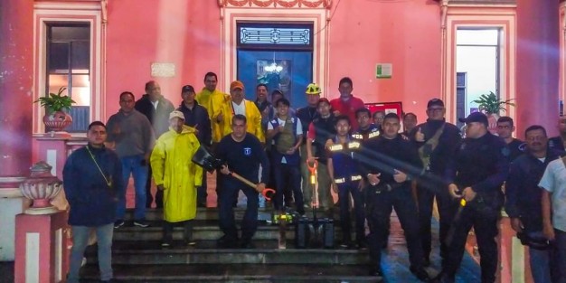 De manera rápida y eficiente, la brigada de Emergencias del municipio de Teocelo tomó acciones para liberar caminos y atender afectaciones ocasionadas por la fuerte tormenta que abatió la zona la tarde de este viernes. 