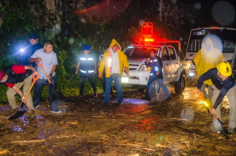 Encabezada por el alcalde Mario A. Chama, la brigada se dio a la tarea de retirar piedras, ramas, troncos, se atendieron deslaves y arboles que en su caída bloquearon caminos en su totalidad, así como domicilios que en su estructura se vieron dañados por los fuertes vientos. 