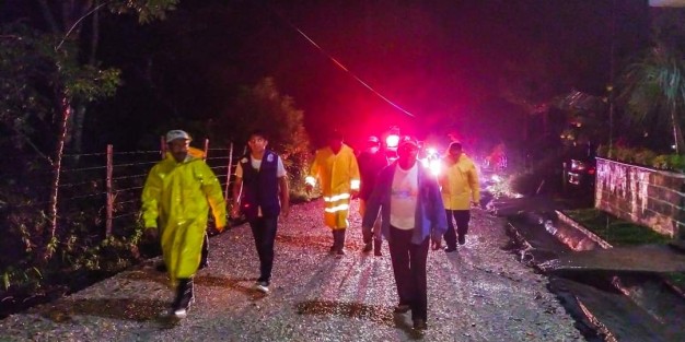 Encabezada por el alcalde Mario A. Chama, la brigada se dio a la tarea de retirar piedras, ramas, troncos, se atendieron deslaves y arboles que en su caída bloquearon caminos en su totalidad, así como domicilios que en su estructura se vieron dañados por los fuertes vientos. 