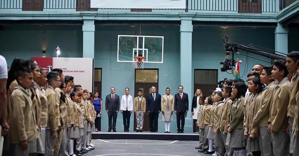 En la Escuela Secundaria Técnica Número 63, Melchor Ocampo, ubicada en el Centro Histórico de la Ciudad de México, el Presidente Andrés Manuel López Obrador, marcó el arranque oficial del ciclo escolar 2019 - 2020. Ahí recomendó a los estudiantes, no abandonar las aulas por <em>agarrar el camino de las conductas antisociales</em>, para lo cual, destacó, se están otorgando 10 millones de becas.