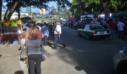 Desde la madrugada de este lunes, ntegrantes de 7 organizaciones sindicales de la Federación de Sindicatos Magisteriales del Estado de Veracruz (Fesimav) se apostaron en las todas las entradas de las oficinas de la SEV para exigir el cumplimiento de compromisos incumplidos por parte de las autoridades educativas. 