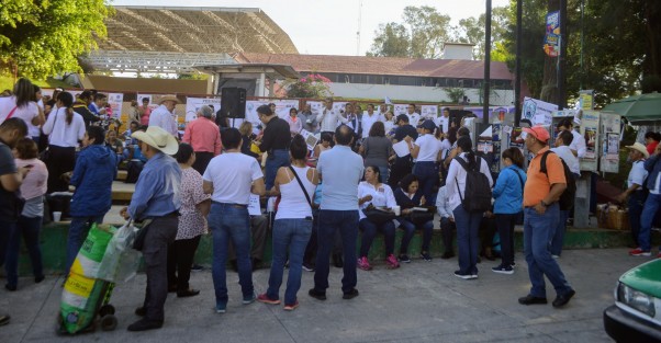 Desde la madrugada de este lunes, ntegrantes de 7 organizaciones sindicales de la Federación de Sindicatos Magisteriales del Estado de Veracruz (Fesimav) se apostaron en las todas las entradas de las oficinas de la SEV para exigir el cumplimiento de compromisos incumplidos por parte de las autoridades educativas. 