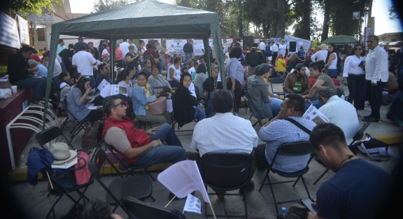 Desde la madrugada de este lunes, ntegrantes de 7 organizaciones sindicales de la Federación de Sindicatos Magisteriales del Estado de Veracruz (Fesimav) se apostaron en las todas las entradas de las oficinas de la SEV para exigir el cumplimiento de compromisos incumplidos por parte de las autoridades educativas. 