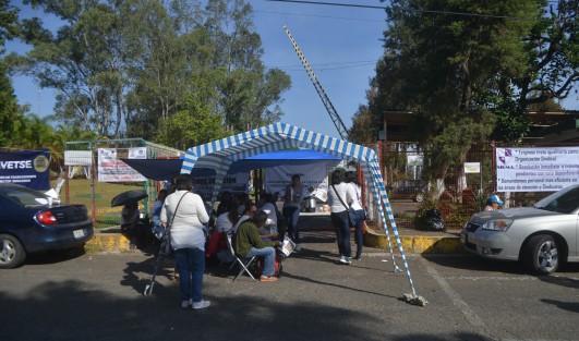Desde la madrugada de este lunes, ntegrantes de 7 organizaciones sindicales de la Federación de Sindicatos Magisteriales del Estado de Veracruz (Fesimav) se apostaron en las todas las entradas de las oficinas de la SEV para exigir el cumplimiento de compromisos incumplidos por parte de las autoridades educativas. 