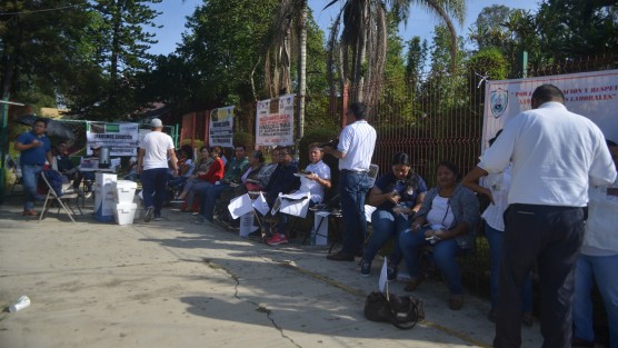 Desde la madrugada de este lunes, ntegrantes de 7 organizaciones sindicales de la Federación de Sindicatos Magisteriales del Estado de Veracruz (Fesimav) se apostaron en las todas las entradas de las oficinas de la SEV para exigir el cumplimiento de compromisos incumplidos por parte de las autoridades educativas. 