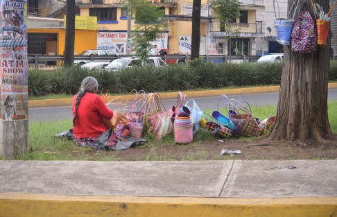 Mientras algunos adultos mayores,y no tan mayores, disfrutan de jugosas pensiones, otros, a pesar de los apoyos del Gobierno Federal, aún se ven en la necesidad de salir a buscar su sustento con trabajos dignos pero pesados y mal pagados. 