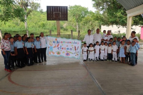 El gobernador Cuitláhuac García Jiménez visitó de sorpresa el Jardín de Niños <em>Josefa Ortiz de Domínguez</em> en Ixhuatlán de Madero, desde donde deseó éxito en este nuevo ciclo escolar 2019 - 2020 a alumnos y maestros.