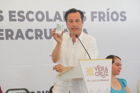 El gobernador Cuitláhuac García Jiménez puso en marcha la entrega de desayunos escolares fríos en la ciudad de Veracruz, con lo que se beneficiará a cinco mil 759 niñas y niños de más de 60 escuelas. 
