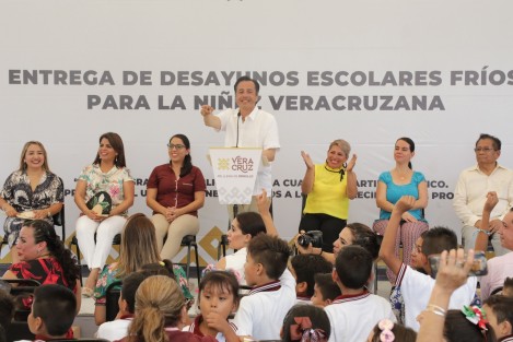 El gobernador Cuitláhuac García Jiménez puso en marcha la entrega de desayunos escolares fríos en la ciudad de Veracruz, con lo que se beneficiará a cinco mil 759 niñas y niños de más de 60 escuelas. 