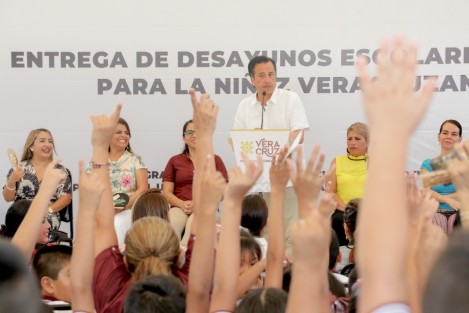 El gobernador Cuitláhuac García Jiménez puso en marcha la entrega de desayunos escolares fríos en la ciudad de Veracruz, con lo que se beneficiará a cinco mil 759 niñas y niños de más de 60 escuelas.