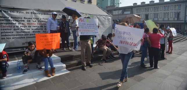 Alumnos y directivos de la Escuela Telesecundaria María del Carmen Serdán Alatriste, de la colonia Carolino Anaya, se manifestaron en Plaza Lerdo, señalan que desde hace tres años están buscando la reubicación del plantel, al contar con un dictamen desfavorable emitido por Protección Civil, pues las instalaciones son disfuncionales y afectan el desempeño de los estudiantes.