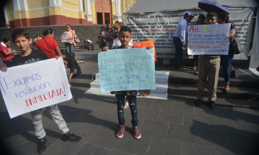 Alumnos y directivos de la Escuela Telesecundaria María del Carmen Serdán Alatriste, de la colonia Carolino Anaya, se manifestaron en Plaza Lerdo, señalan que desde hace tres años están buscando la reubicación del plantel, al contar con un dictamen desfavorable emitido por Protección Civil, pues las instalaciones son disfuncionales y afectan el desempeño de los estudiantes.