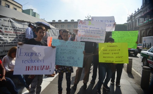 Alumnos y directivos de la Escuela Telesecundaria María del Carmen Serdán Alatriste, de la colonia Carolino Anaya, se manifestaron en Plaza Lerdo, señalan que desde hace tres años están buscando la reubicación del plantel, al contar con un dictamen desfavorable emitido por Protección Civil, pues las instalaciones son disfuncionales y afectan el desempeño de los estudiantes. 