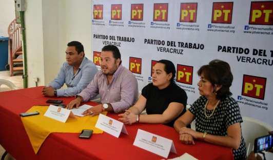 En conferencia de prensa militantes del PT expresaron su apoyo a la regidora 5a de Altotonga,  María Balthazar Pablo, y dijeron que son calumnias del presidente municipal debido a que ella apoyó a los agentes municipales a fin de que pudieran recibir apoyo económico.  