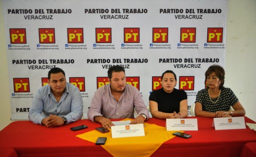 En conferencia de prensa militantes del PT expresaron su apoyo a la regidora 5a de Altotonga,  María Balthazar Pablo, y dijeron que son calumnias del presidente municipal debido a que ella apoyó a los agentes municipales a fin de que pudieran recibir apoyo económico.  