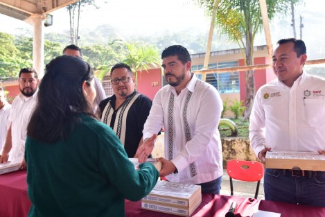 La Secretaría de Educación de Veracruz (SEV), en coordinación con el Consejo Nacional de Fomento Educativo (CONAFE), entregó 842 paquetes de útiles escolares en telesecundarias de Córdoba, Tomatlán, Chocamán e Ixhuatlán del Café, con lo que contribuye a la economía de las familias que más lo requieren. 