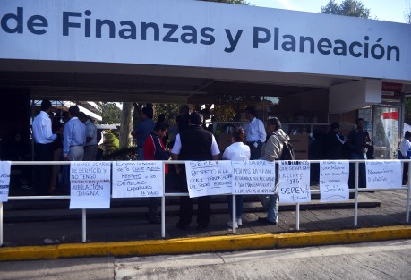 El Sindicato de Empleados del Poder Ejecutivo de Veracruz (SEPEV) se manifestó desde la madrugada en la Secretaría de Finanzas, como protesta por negárseles la aplicación de la Clave Sindical 135, su integración a los derechos de seguridad social como lo es al Instituto de Pensiones, y el otorgamiento de su Nombramiento con Carácter de Definitivo. 