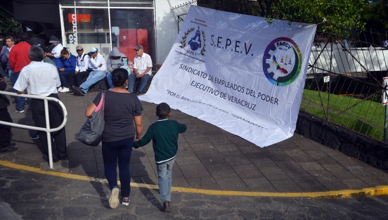 El Sindicato de Empleados del Poder Ejecutivo de Veracruz (SEPEV) se manifestó desde la madrugada en la Secretaría de Finanzas, como protesta por negárseles la aplicación de la Clave Sindical 135, su integración a los derechos de seguridad social como lo es al Instituto de Pensiones, y el otorgamiento de su Nombramiento con Carácter de Definitivo. 