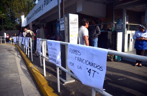 El Sindicato de Empleados del Poder Ejecutivo de Veracruz (SEPEV) se manifestó desde la madrugada en la Secretaría de Finanzas, como protesta por negárseles la aplicación de la Clave Sindical 135, su integración a los derechos de seguridad social como lo es al Instituto de Pensiones, y el otorgamiento de su Nombramiento con Carácter de Definitivo. Por la mañana, sus representantes ya se encontraban reunidos con autoridades de esta dependencia, en espera de que sean resueltas sus demandas.
