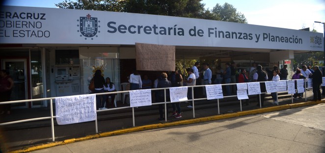 Por la mañana, sus representantes ya se encontraban reunidos con autoridades de esta dependencia, en espera de que sean resueltas sus demandas. 