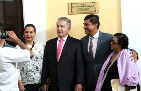 Autoridades  del Colegio de Veracruz inauguraron la aula  <em>Doctor Francisco Berlín Valenzuela</em>, director fundador de este colegio, además de celebrar la ceremonia de inicio de cursos. 