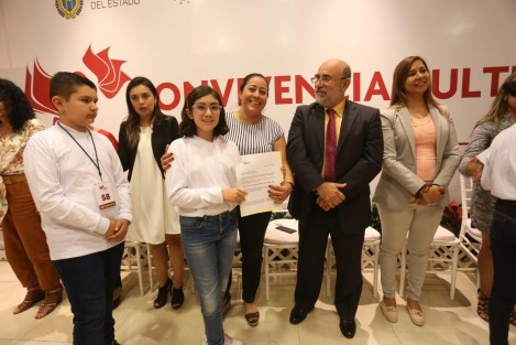 Autoridades de la Secretaría de Educación de Veracruz (SEV) abanderaron a la delegación estatal que participará en la Convivencia Cultural 2019, del 28 al 30 de agosto, en la Ciudad de México; donde saludarán al presidente Andrés Manuel López Obrador y realizarán diferentes actividades recreativas y culturales.  