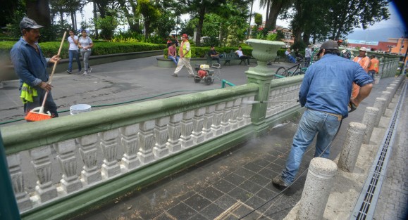 Personal de servicios municipales se dio a la tarea de lavar gran parte del parque Juárez, esto ante la proximidad de la fiestas patrias. Además de las quejas de los usuarios ya que varios sitios son utilizados como baños públicos por la noche.