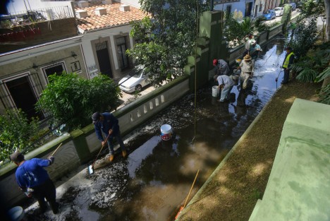 Hasta a Las Virtudes les tocó su baño, lo único malo que fue a manguerazo limpio lo que pudo a ver dañado a las esculturas. 
