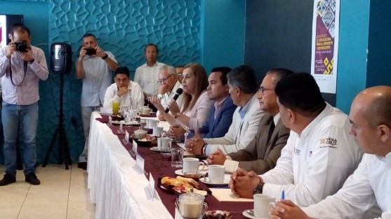 Nicolás Salvador Gallegos, titular del Consejo Interinstitucional Veracruzano de Educación, acompañado por José Alberto Nava y Víctor Iván Domínguez, anunciaron  el Congreso de Educación, Física, Deporte y Recreación <em>Por una cultura de la Paz</em>, que será el 27 y 28 de septiembre.  