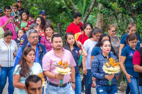 Como parte de las celebraciones en la Comunidad de Santa Rosa, municipio de Teocelo, se llevó a cabo el paseo del Arco Floral con pobladores y visitantes de la comunidad, acompañados por el Padrino Ramsés Chama y uniéndose al festejo la presidenta del Sistema Municipal DIF, Mara Chama Villa y el Alcalde Mario Chama Díaz.  