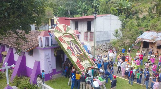 Autoridades municipales de Teocelo fomentan el turismo religioso en  sus comunidades, apoyando la realización de las fiestas patronales. En el caso de la Comunidad Santa Rosa en estos días festejan a su patrona, Santa Rosa de Lima, con los tradicionales paseos de la imagen y arco floral, además de danzas tradicionales.