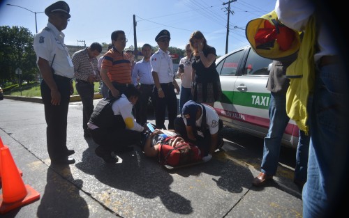 Una mujer fue atropellada por el conductor del taxi  XL-9117, a la altura de SEFIPLAN, donde cada vez es más complicado cruzar la calle, ya que muchas veces los automovilistas no respetan el paso peatonal.  