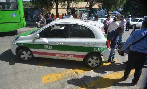 Una mujer fue atropellada por el conductor del taxi  XL-9117, a la altura de SEFIPLAN, donde cada vez es más complicado cruzar la calle, ya que muchas veces los automovilistas no respetan el paso peatonal.  