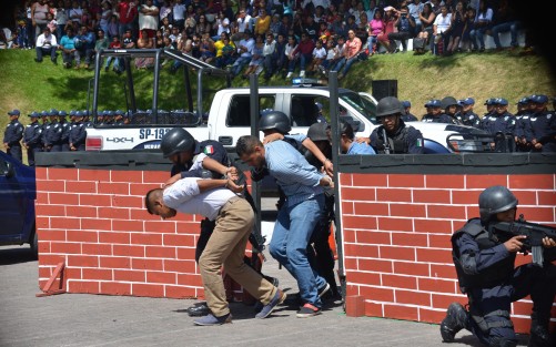Durante la graduación, elementos de la SSP realizaron un simulacro de rescate de una persona secuestrada, además de realizar rescate de herido en partes altas.  