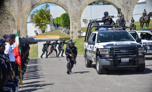 Durante la graduación, elementos de la SSP realizaron un simulacro de rescate de una persona secuestrada, además de realizar rescate de herido en partes altas.  