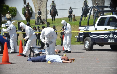 Durante la graduación, elementos de la SSP realizaron un simulacro de rescate de una persona secuestrada, además de realizar rescate de herido en partes altas.  