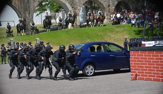 Durante la graduación, elementos de la SSP realizaron un simulacro de rescate de una persona secuestrada, además de realizar rescate de herido en partes altas.  