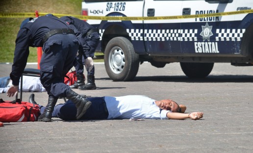 Durante la graduación, elementos de la SSP realizaron un simulacro de rescate de una persona secuestrada, además de realizar rescate de herido en partes altas.  