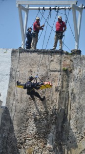 Durante la graduación, elementos de la SSP realizaron un simulacro de rescate de una persona secuestrada, además de realizar rescate de herido en partes altas.  