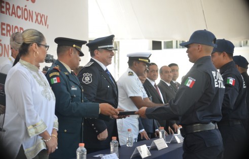 El secretario de Seguridad Pública, Hugo Gutiérrez, encabezó la ceremonia de graduación de 277 cadetes de los cursos de formación inicial para Policía Preventiva, en la academia de  El Lencero.  