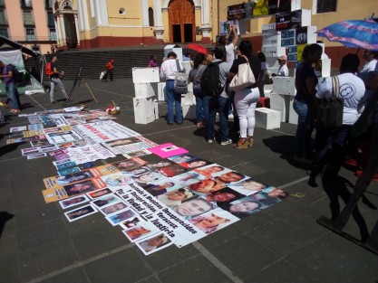Los colectivos <em>Buscando a nuestros desaparecidos y desaparecidas, Por la Paz</em> y <em>Enlace Familia</em>, se manifestaron en la plaza Lerdo, este viernes 30 de agosto en que se conmemoró el <em>Día Internacional de las Víctimas de Desapariciones Forzadas</em>.  